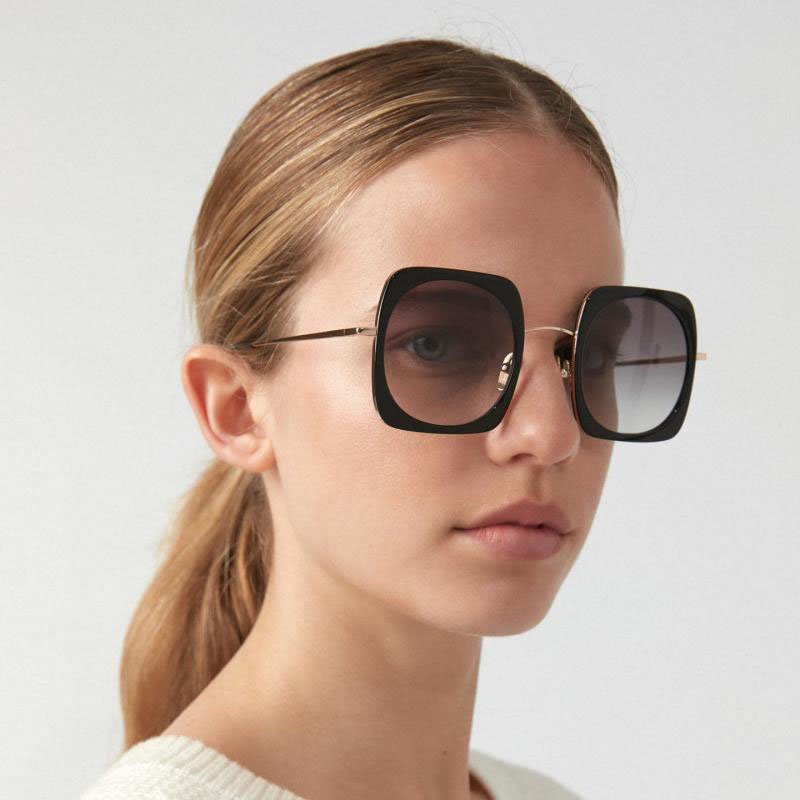 Γυαλιά Ηλίου Kaleos Gudrun 1. Γυναικεία γυαλιά ηλίου σε τετράγωνο σχήμα με mixed σκελετό. Διαθέτουν μαύρο φακό.