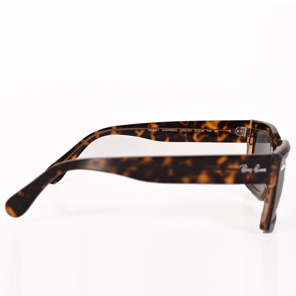 Unisex γυαλιά ηλίου με τετράγωνο σχήμα και κοκάλινο σκελετό.